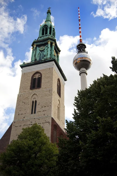 Marienkirche (St.Mary's kyrka) och TV-tornet i Berlin — Stockfoto