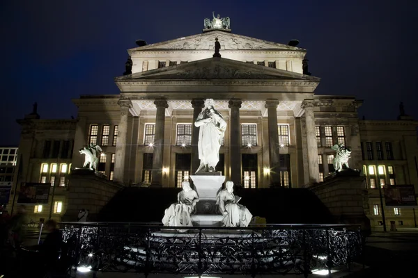 Konzerthaus a friedrich schiller socha - Berlín — Stock fotografie