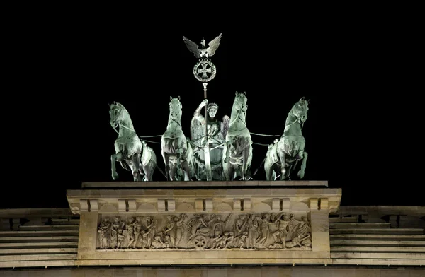 La Quadriga en la cima de la Puerta de Brandeburgo - Berlín —  Fotos de Stock