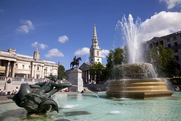 Trafalgar Square Fountains and St. Martin in the Fields Church — Stock Photo, Image