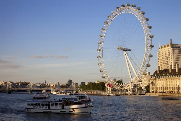 Лондонське око і Річка Темза — стокове фото