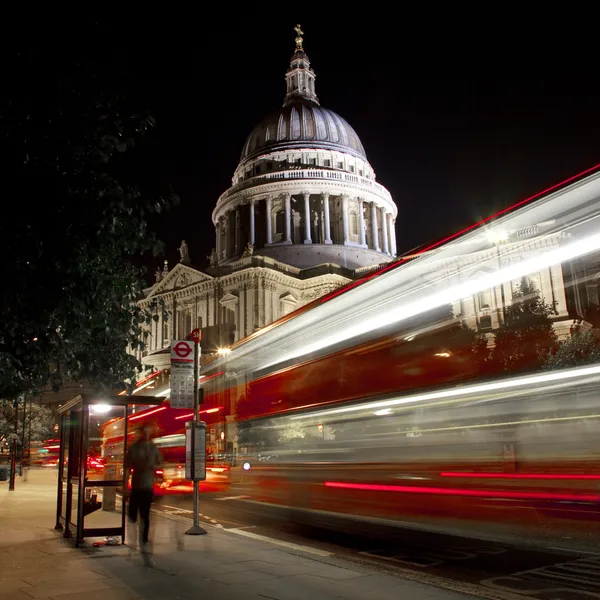 Senderos de luz que pasan por la Catedral de San Pablo en Londres — Foto de Stock