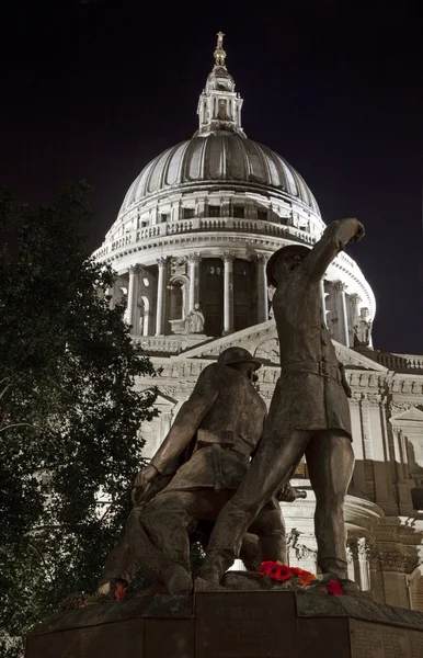 The Blitz Firefighters Memorial and St. Paul's Cathedral — Stock Photo, Image