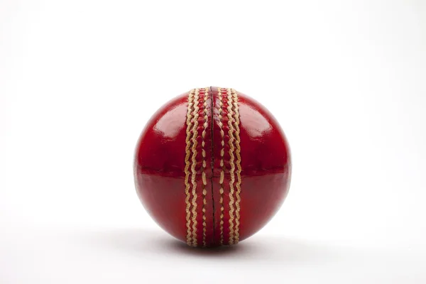 赤のクリケット ボール — ストック写真