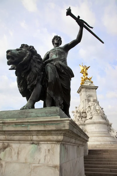 Posąg i queen victoria memorial — Zdjęcie stockowe