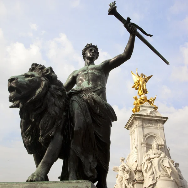 Standbeeld en queen victoria memorial — Stockfoto