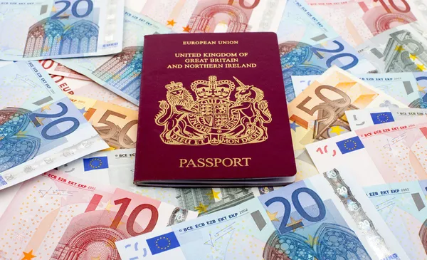 İngiltere'de pasaport ve Euro — Stok fotoğraf