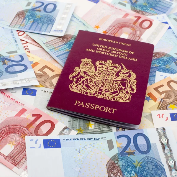 Brittiska pass och euro — Stockfoto