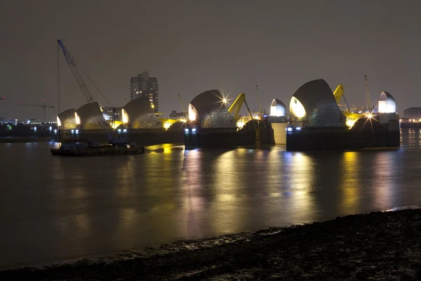 Thames barrier nachts — Stockfoto