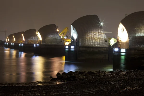 Thames barrier på natten — Stockfoto