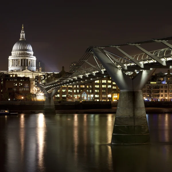 De St. Paul en de Millennium Bridge — Stockfoto
