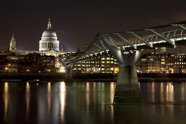 St. Paul 's und die Millenniumsbrücke — Stockfoto