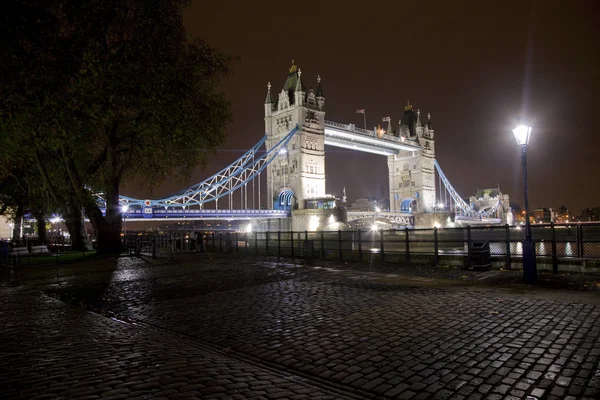 Puente de la Torre por la noche — Foto de Stock