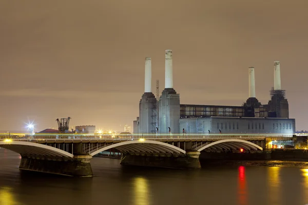 Σταθμός παραγωγής ηλεκτρικού ρεύματος Battersea τη νύχτα — Φωτογραφία Αρχείου
