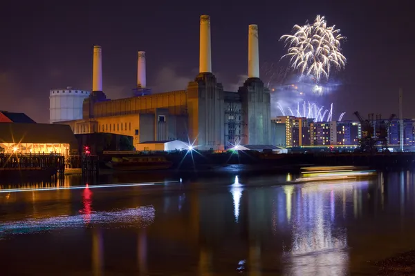 Battersea Power Station y fuegos artificiales —  Fotos de Stock