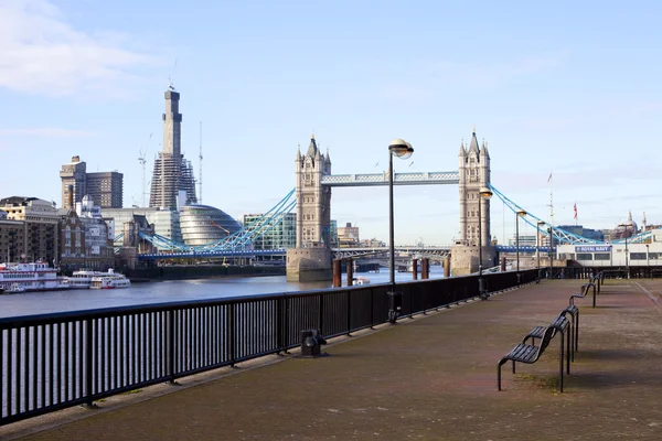 View of Tower Bridge from the Thames Path — Stock Photo, Image
