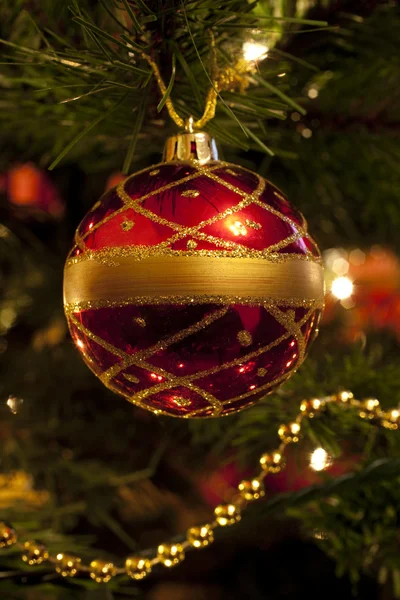 Karácsonyi csecsebecse a fa — Stock Fotó