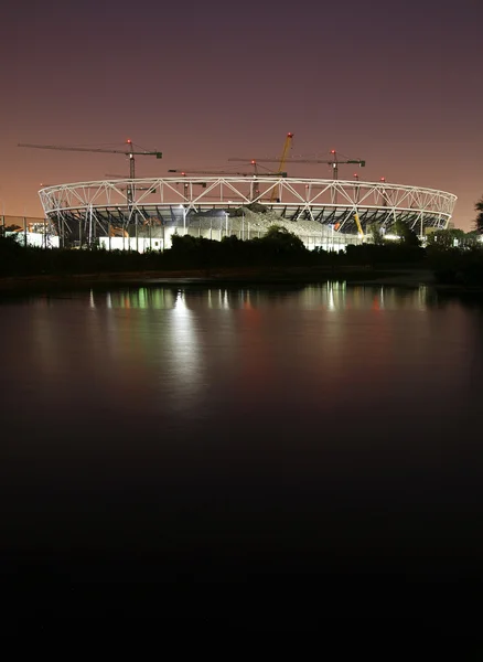 伦敦奥林匹克体育场施工现场在晚上. — 图库照片