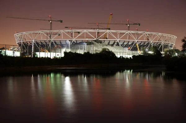 Londoner Olympiastadion-Baustelle in der Nacht. — Stockfoto
