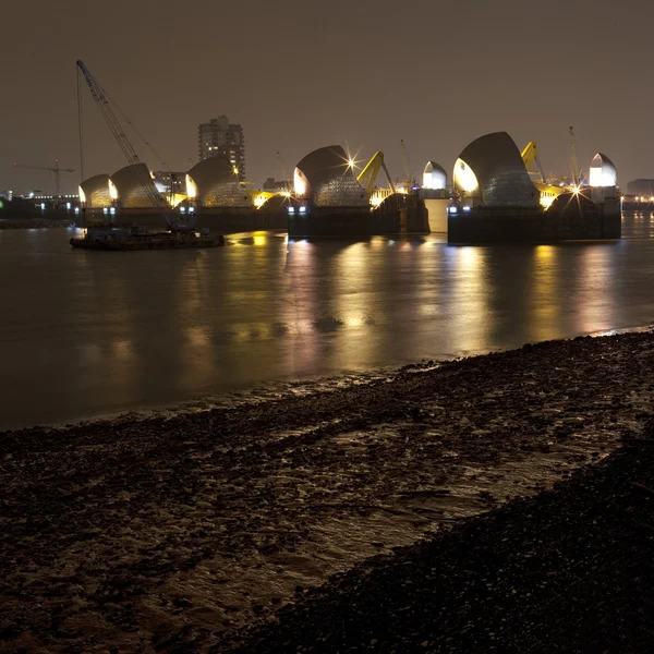 在晚上的泰晤士河屏障 — 图库照片