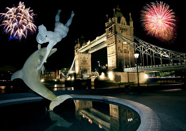 Tower Bridge e fuochi d'artificio . — Foto Stock