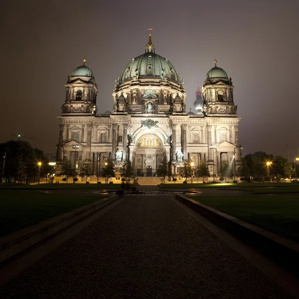 Das berliner dom bei Nacht (mit dem fernsehturm dahinter) — Stockfoto