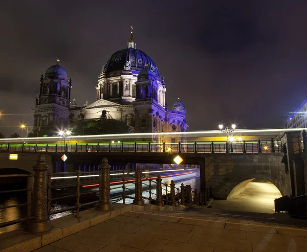 Φως μονοπάτια από σκάφη και λεωφορεία που περνούν από τα berliner dom στο — Φωτογραφία Αρχείου