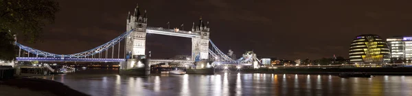 Tower Bridge und County Hall, London — Stockfoto