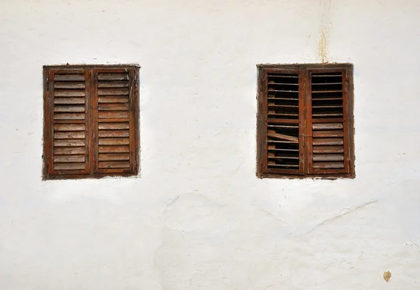 Zwillingsfenster — Stockfoto