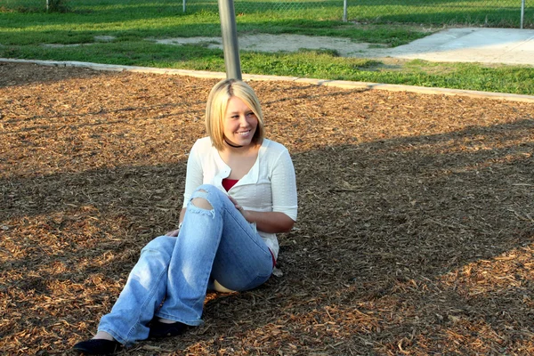 Blond auf Spielplatz 4 — Stockfoto