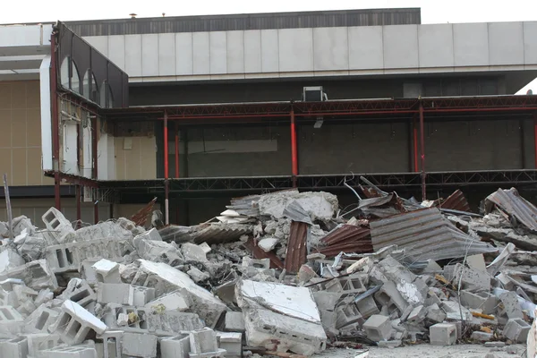 Edificio permanece en el sitio de demolición — Foto de Stock