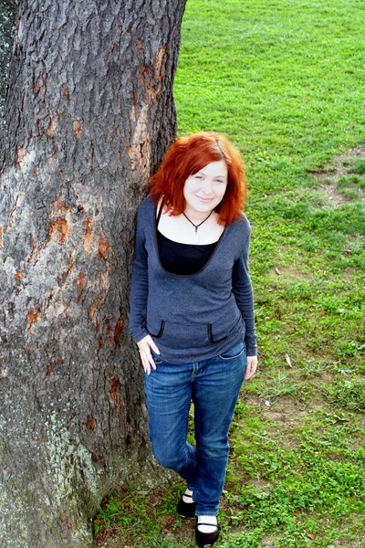 Współczesny nastolatek przez drzewa — Zdjęcie stockowe