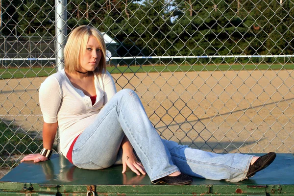Blond på baseball fält 2 — Stockfoto