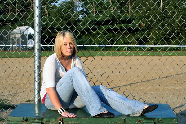 Blondýna na baseballové hřiště — Stock fotografie