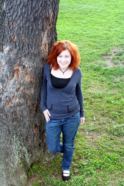 Adolescente contemporâneo por árvore 2 — Fotografia de Stock