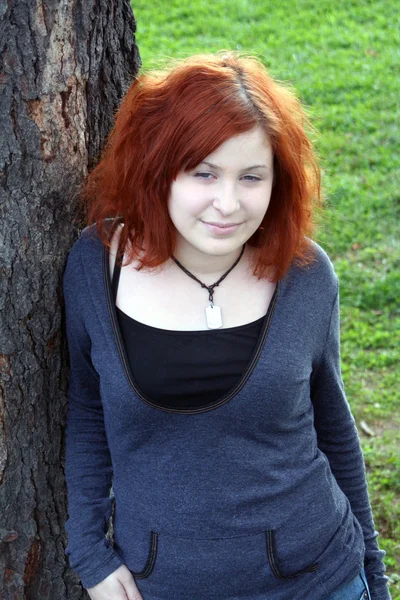 Współczesny nastolatek przez drzewo 4 — Zdjęcie stockowe