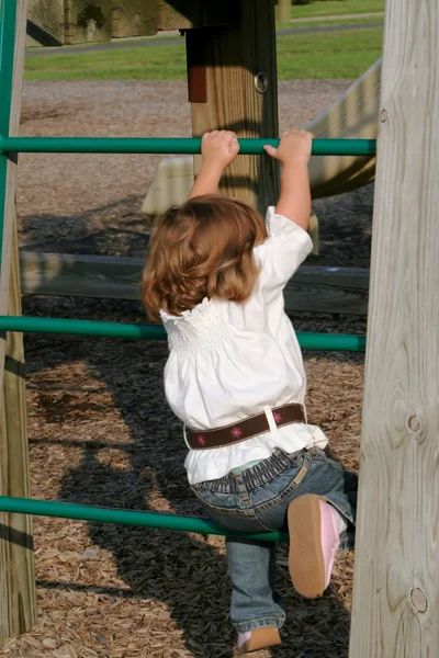 小さな女の子が登っている 2 — ストック写真