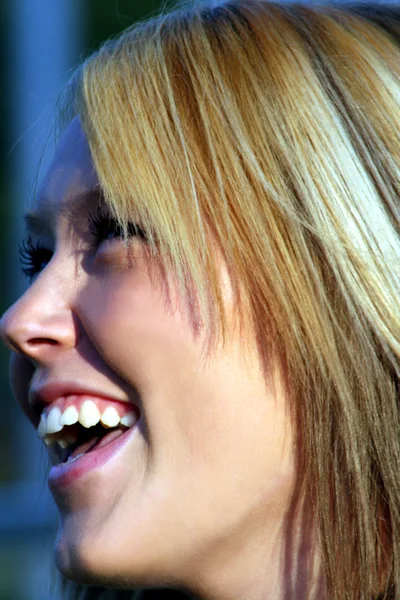Śmiejąc się blond — Zdjęcie stockowe