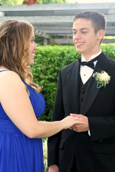 Prom Boy segurando mão de namorada — Fotografia de Stock