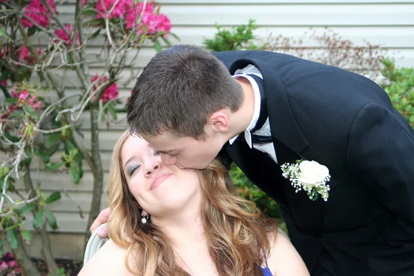 Abschlussball Junge küsst Date auf Wange — Stockfoto