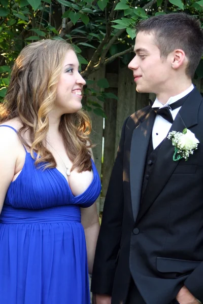 Abschlussball-Paar lächelt sich im Profil an — Stockfoto