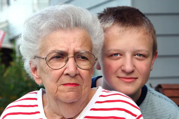 奶奶的孙子画像 免版税图库照片
