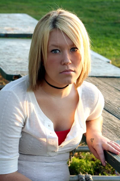 Allvarliga blond kvinna på utomhus — Stockfoto
