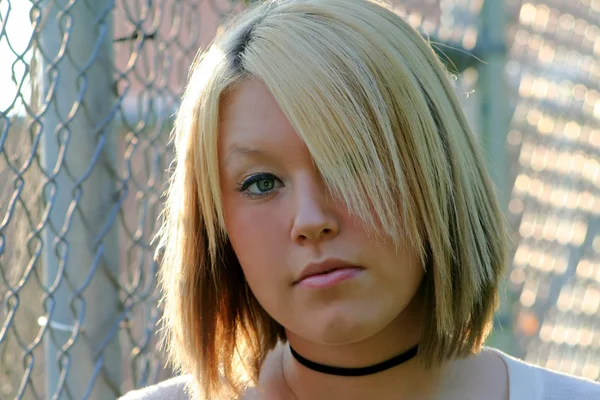 Poważny młody blond kobieta — Zdjęcie stockowe