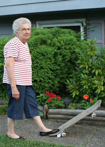 Skateboard grootmoeder — Stockfoto
