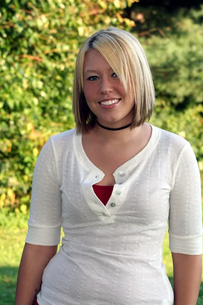 Uśmiechający się blond na zewnątrz — Zdjęcie stockowe
