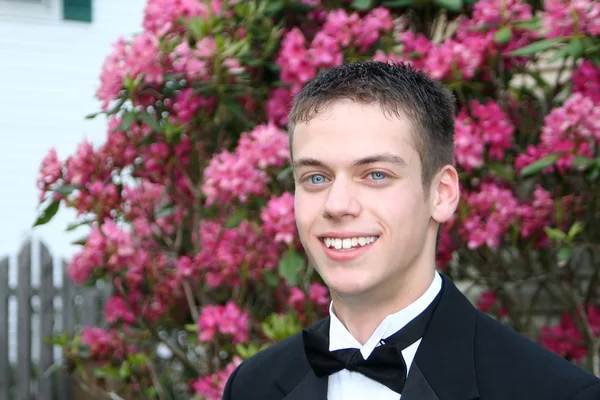 Посміхаючись Формальний випускний хлопчик на відкритому повітрі — стокове фото