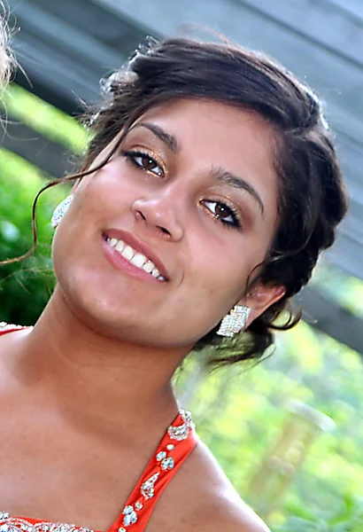 Χαμογελαστά prom κορίτσι υπό γωνία closeup — Φωτογραφία Αρχείου