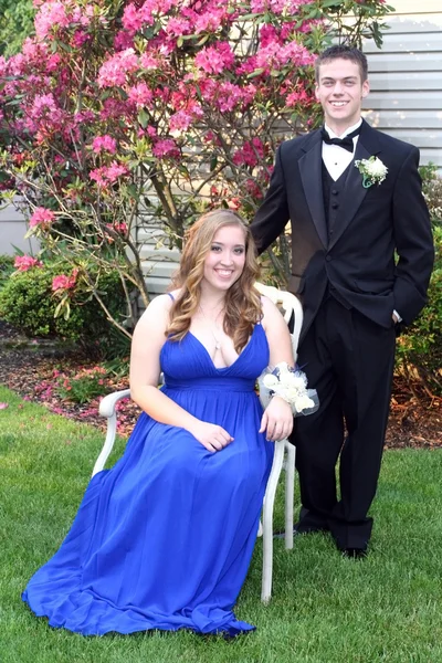 Усміхнений випускний пара сидить у дворі — стокове фото