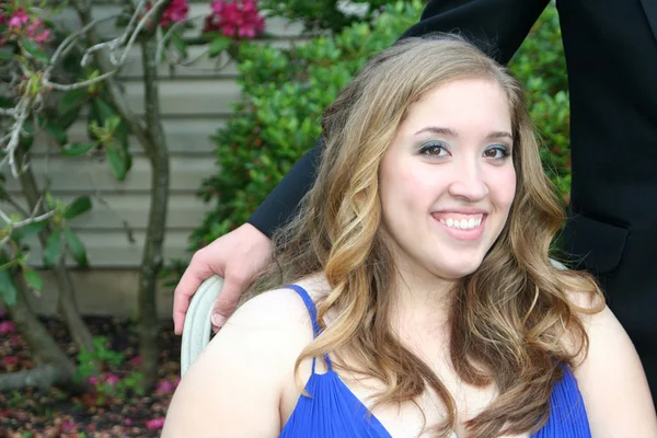 Sorrindo Prom Girl na cadeira — Fotografia de Stock
